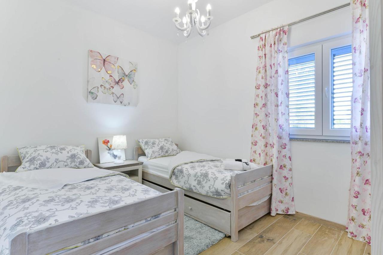 Family Friendly Apartments With A Swimming Pool Zadar - 18098 외부 사진